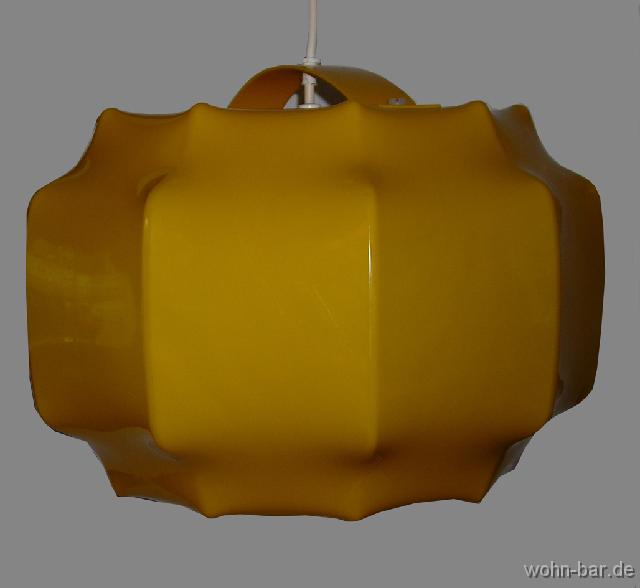 gelbku gelbe kunstofflampe, anfang 70er jahre,<br>
durchmesser 36cm, h 26cm,<br>
35,-euro