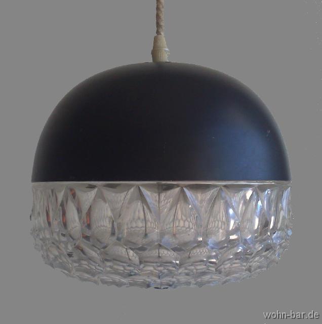 schwarzglas 60er jahre deckenlampe, metall, glas,<br>
durchmesser 24cm, h 20cm,<br>
35,- euro