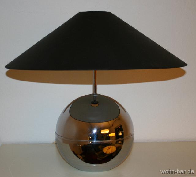 tischkugel 70er jahre tischlampe,<br>
chromkugelfuss durchmesser 25cm, <br>stoffschirm durchmesser 56cm,
h 50cm,<br> 155,- euro