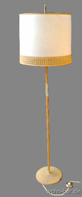 wildleder stehlampe 60er jahre, <br>gestell und teilweise auch der schirm mit wildleder berzogen, leider ein paar schden<br>
h 165cm, durchmesser 46cm,<br>
25,- euro